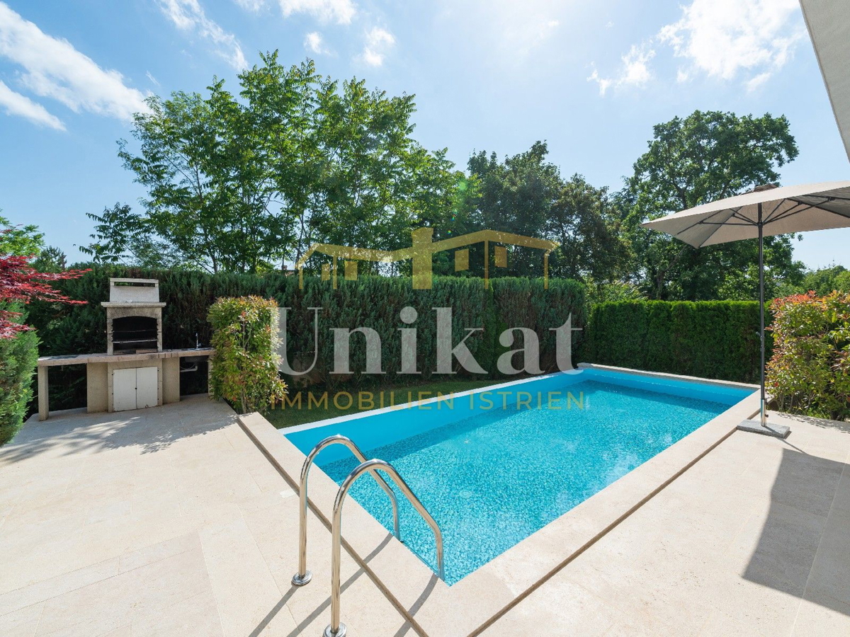 Villa moderna con piscina interna ed esterna